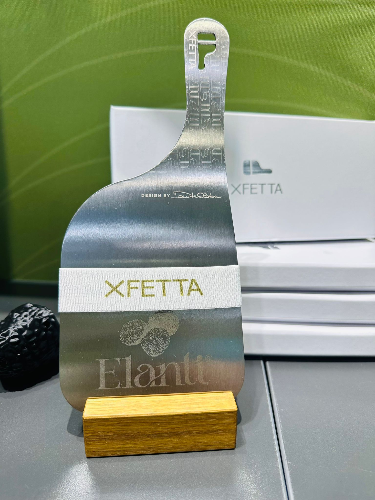 Profi Trüffelhobel mit Walnussfuß Halterung